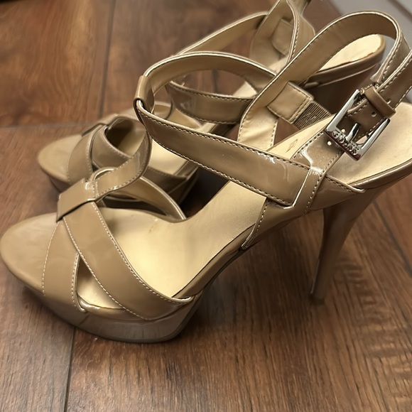 Gorgeous GUESS Beige Strappy Women Size 7.5M Stacked Ultra High Heel Shoes - Picture 4 of 6